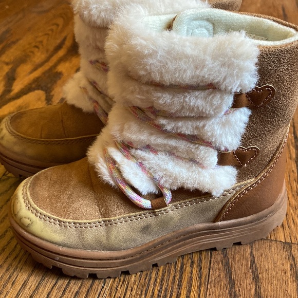Carter’s faux fur boots with rainbow laces. Size 9. Great condition! - Picture 7 of 9